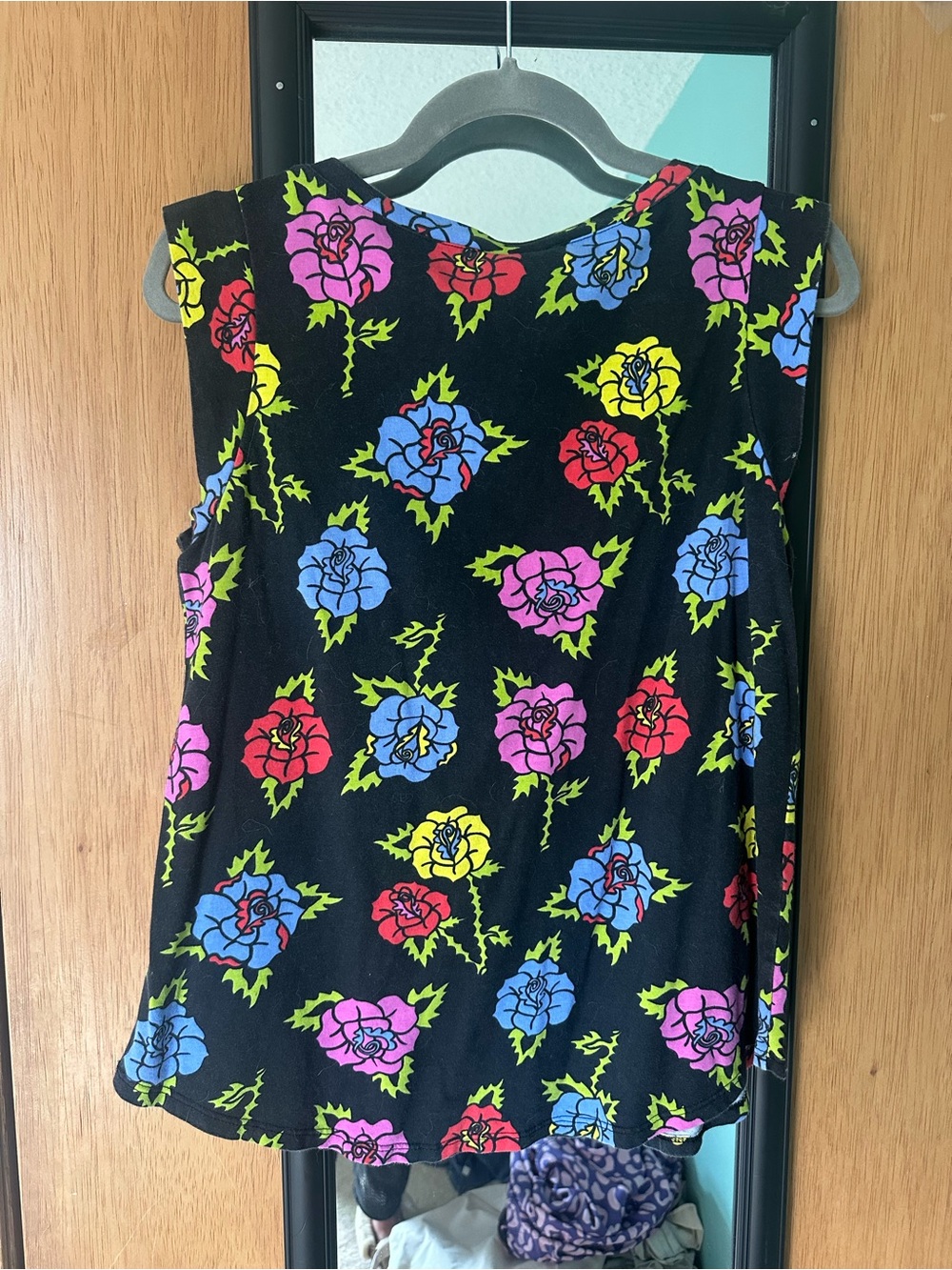 Muscle Tee Roses - Picture 3 of 3